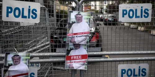  Afişe cu jurnalistului dispărut Jamal Khashoggi sunt lipite pe o baricadă a poliţiei în faţa consulatului Arabiei Saudite la Istanbul Turcia FOTO Guliver / Getty Images / Chris McGrath