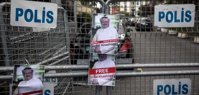 Afişe cu jurnalistului dispărut Jamal Khashoggi sunt lipite pe o baricadă a poliţiei în faţa consulatului Arabiei Saudite la Istanbul Turcia FOTO Guliver / Getty Images / Chris McGrath