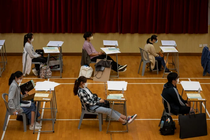 În Hong Kong, Bacalaureatul a fost dat în condiţii de distanţare socială. FOTO: Guliver Getty Images