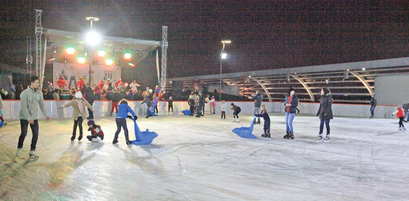 Patinoarul de la mall s-a  umplut de oameni în doar  câteva minute de la deschidere