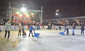 Patinoarul de la mall s a  umplut de oameni în doar  câteva minute de la deschidere jpeg