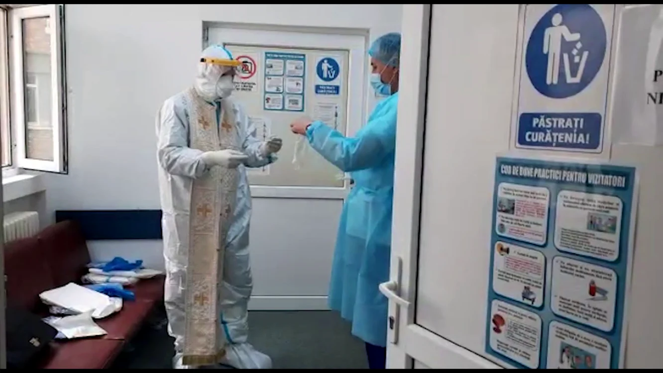 Preotul a mers să împărtăşească bolnavii din ATI   Sursa Iulian Bunilă