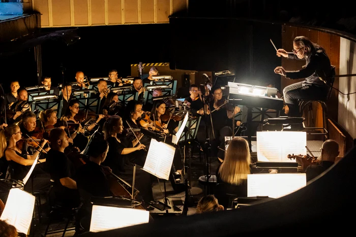 Tiberiu Soare și Orchestra ONB. Credit foto Andrei Grigore/ Opera Națională București