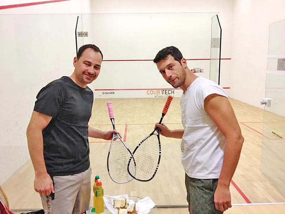 Personajul lui  face box, însă Adi  e fan al rachetei  de squash