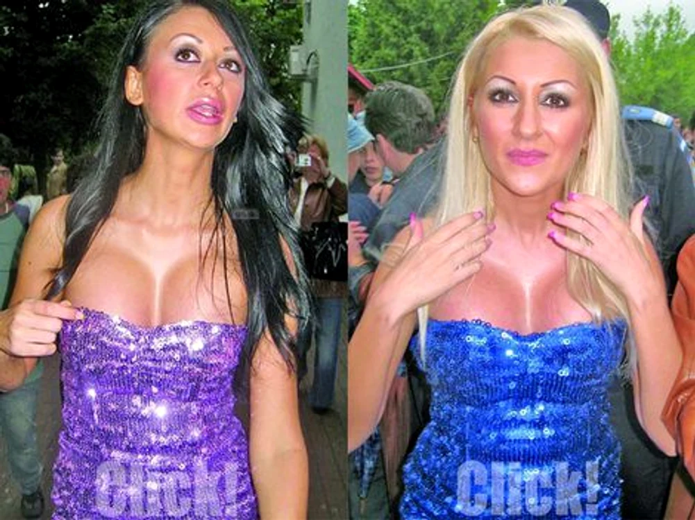 Aşa arătau Denisa şi Raluca Tănase în 2009, după ce şi-au pus silicoane. Poza este realizată la un concert pe care l-au avut în Reşiţa