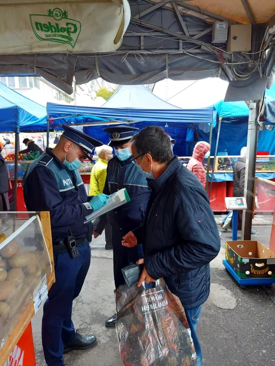 Cumpărătorii din Piața Miniș au fost amendați pentru că nu purtau masca