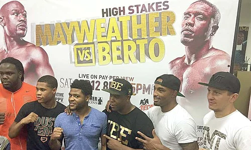 Mayweather (în centru) s a  fotografiat cu luptătorii din echipa lui jpeg