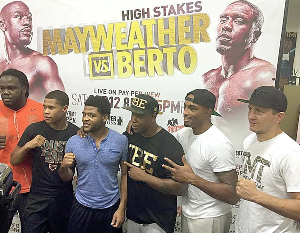 Mayweather (în centru) s-a fotografiat cu luptătorii din echipa lui