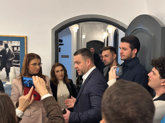Ciprian Ciucu discută cu jurnaliștii aflați în sediul PNL București