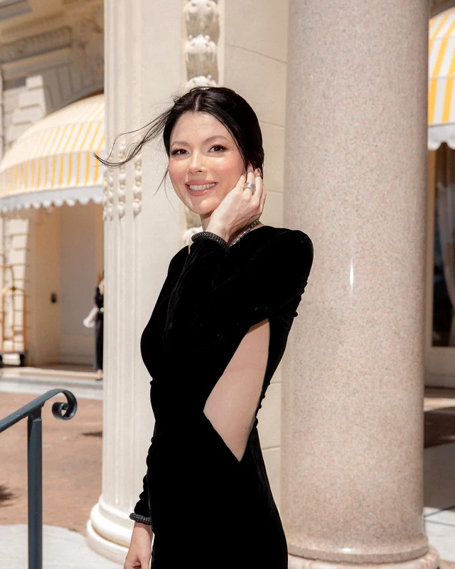 Anca Lungu, la celebrul hotel Carlton din Cannes. FOTO: Alex Roșu