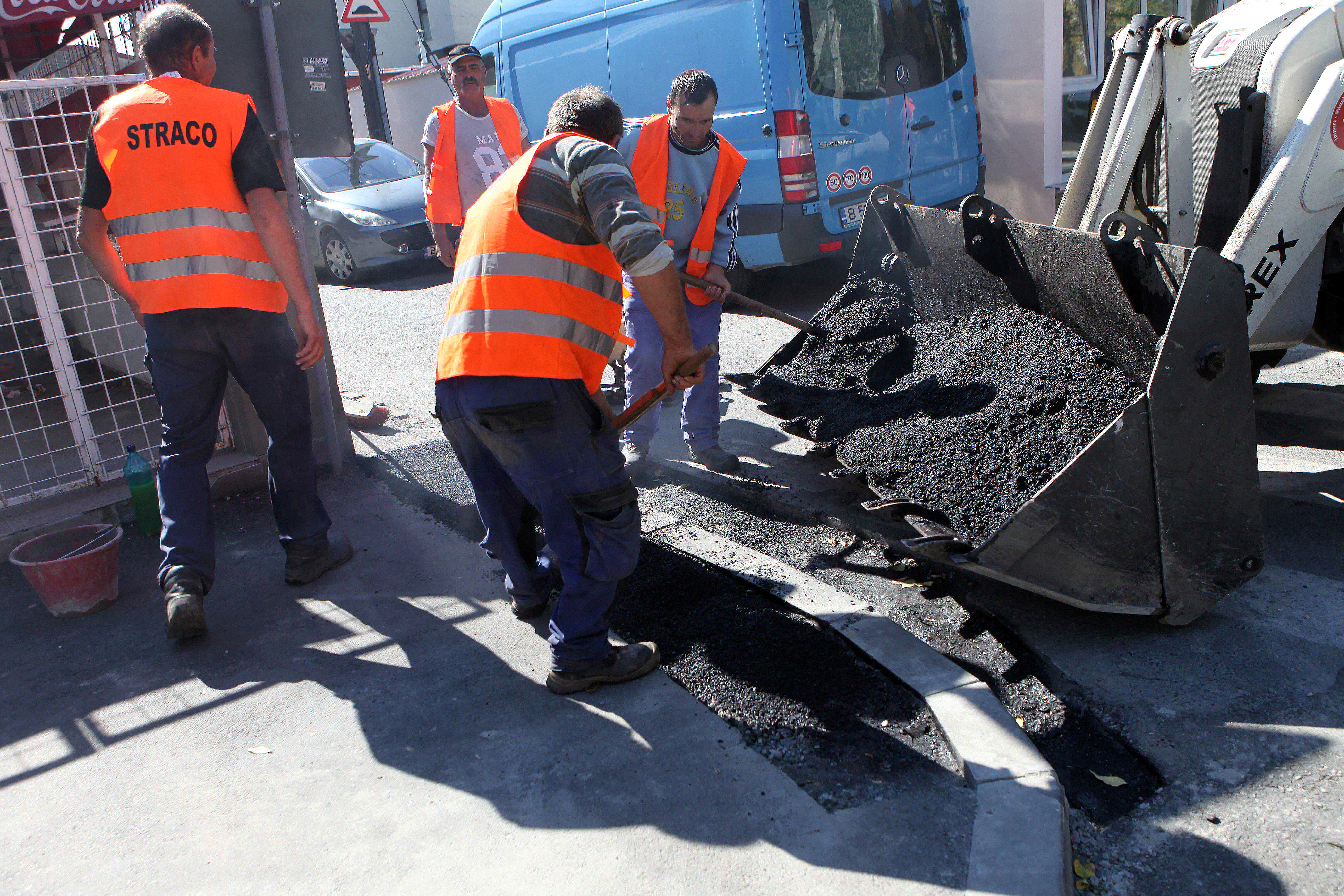 Muncitorii de la firma Straco reparau ieri de zor ceea ce au făcut inițial în bătaie de joc 
