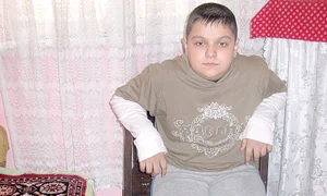 Când e acasă,  Aurel stă pe un  scaun obişnuit   Din el se poate  urca singur în pat jpeg