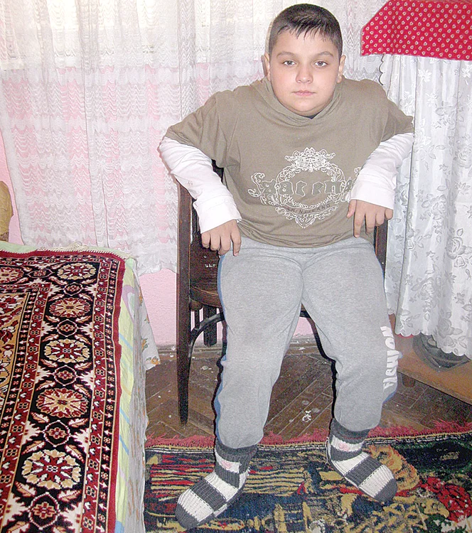 Când e acasă,  Aurel stă pe un  scaun obişnuit.  Din el se poate  urca singur în pat