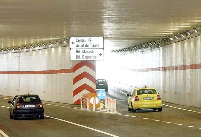 Pasajul se bifurcă pe direcţia Şos. Kiseleff şi Bd. Mărăşti