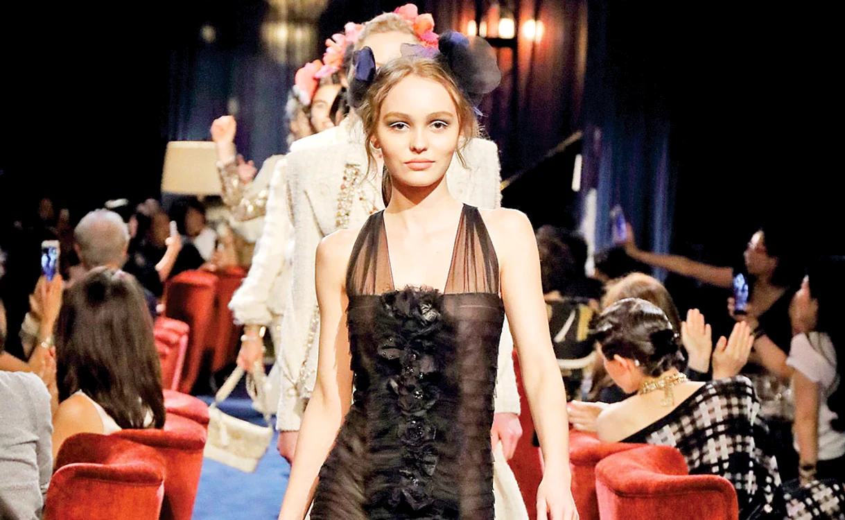 Lily-Rose Depp (20 de ani) este imaginea Casei Chanel