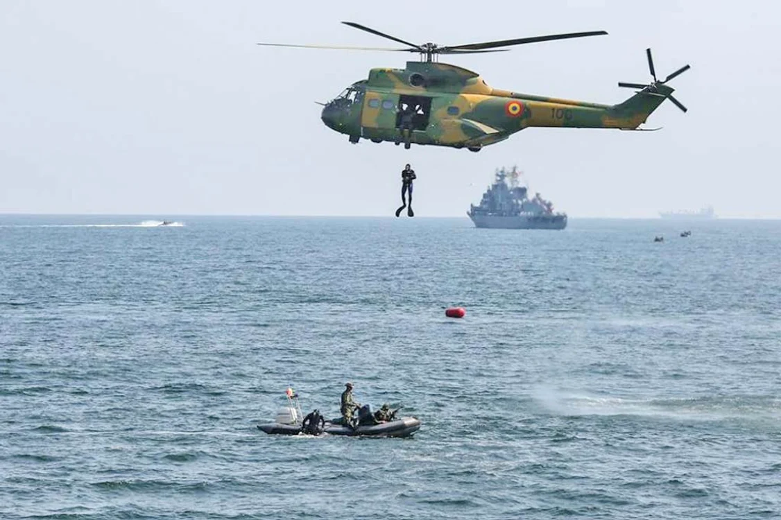 
    Exerciţiile de pe mare  au ţinut publicul cu  sufletul la gură  