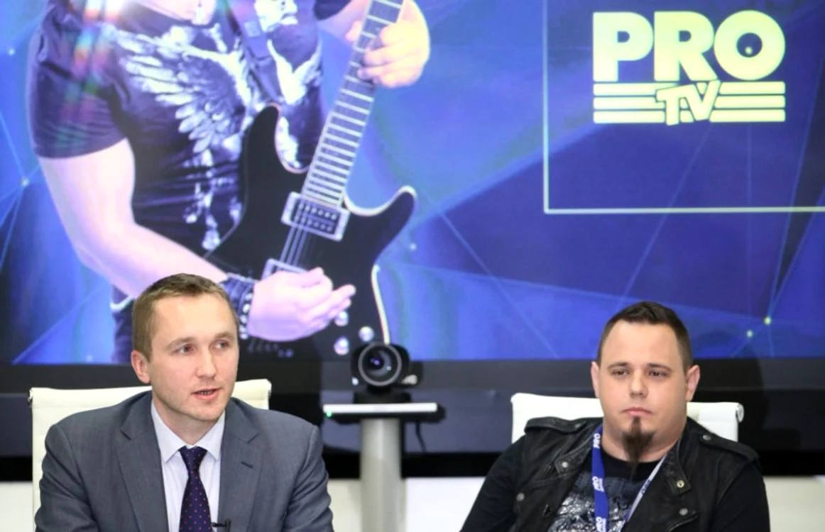 Directorul general Pro TV, Aleksandras Cesnavicius, şi câştigătorul Selecţiei Naţionale Eurovision 2016, Ovidiu Anton, la conferinţa de presă prin care s-a anunţat decizia postului comercial de a difuza competiţia FOTO Pro TV