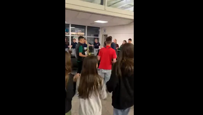 Tinerii români au cântat și au dansat pe aeroportul din Catania FOTO captură video Facebook