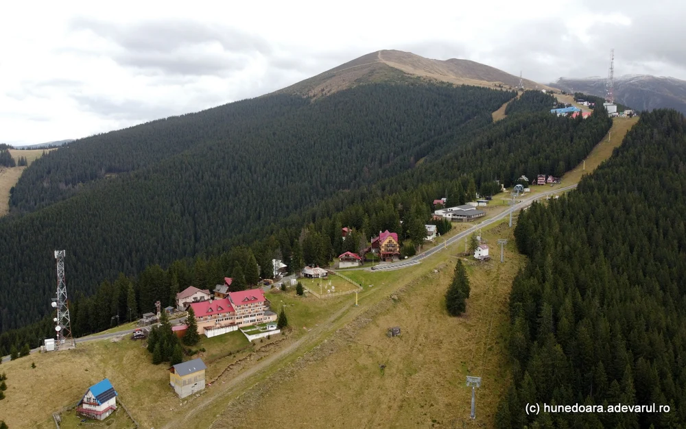 Parâng, „Cenușăreasa” stațiunilor din România, izolată iarna. Cum a fost construită aici cea mai spectaculoasă pârtie de schi