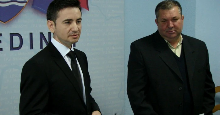 Comisarul şef Marin Cîrstoiu (foto dreapta) primeşte diploma de la şeful IPJ Mehedinţi