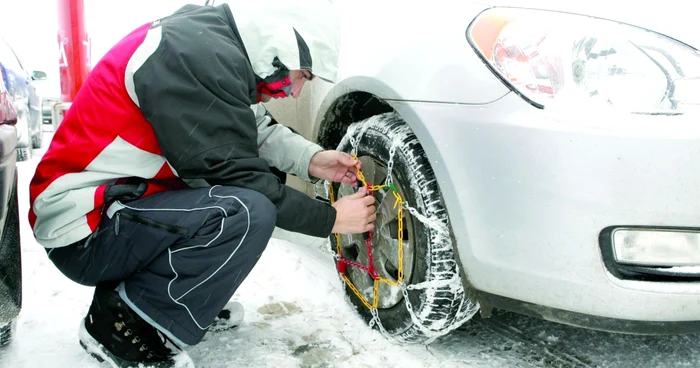 Şoferii care pleacă în judeţ îşi echipează maşinile corespunzător