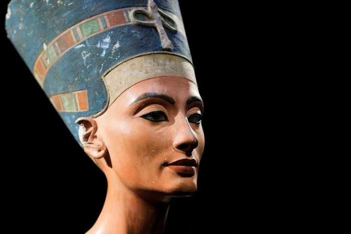 Nefertiti a fost supranumită „Doana celor două ţări” şi a murit subit în anul 1340 î.e.n.