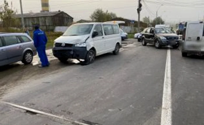 Accident pe strada Gării în Mediaş - Sibiu cu două microbuze pline de călători şi un turism - două persoane la spital Foto Adevărul