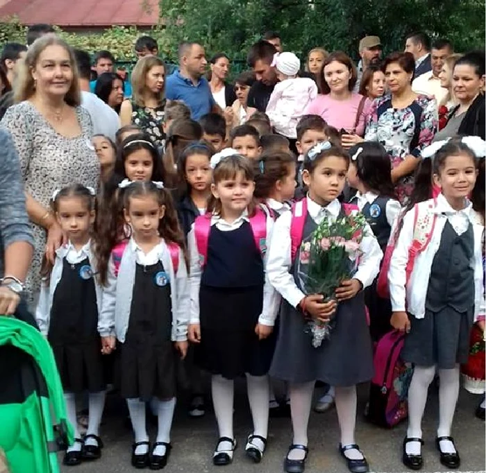 Unele școli au reintrodus uniformele, dar acestea sunt colorate și vesele, după gustul părinților