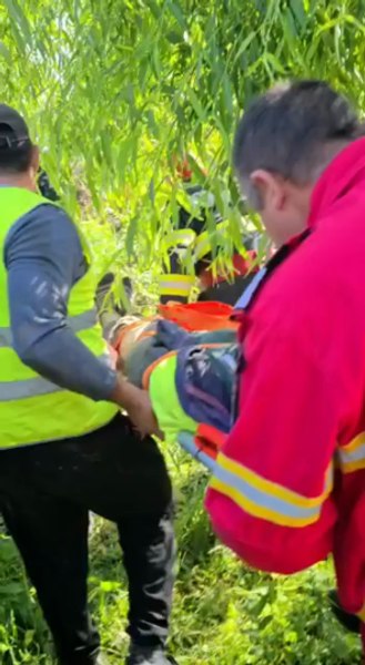 Lucrător care muncea la rețeaua de canalizare, prins sub un mal de pământ VIDEO