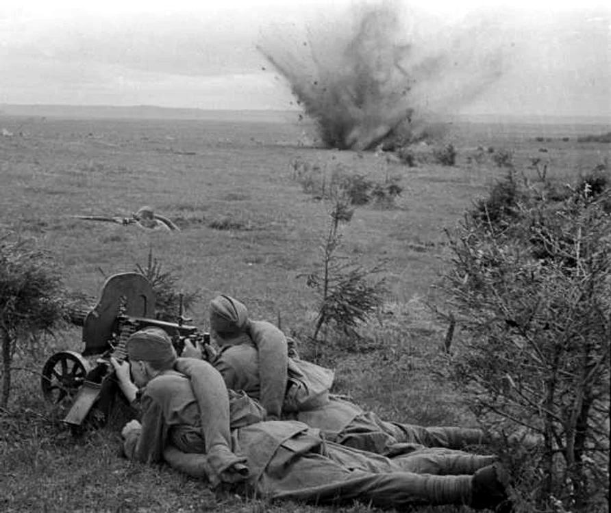 Apărători sovietici în poziţie de luptă (iunie 1941)