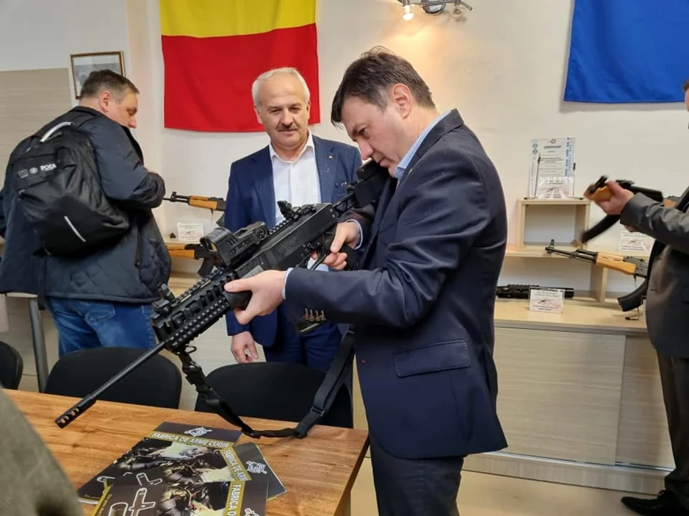Ministrul Economiei verifică prototipul în expoziţia de la Fabrica de Arme. Foto: Facebook/ Florin Spătaru