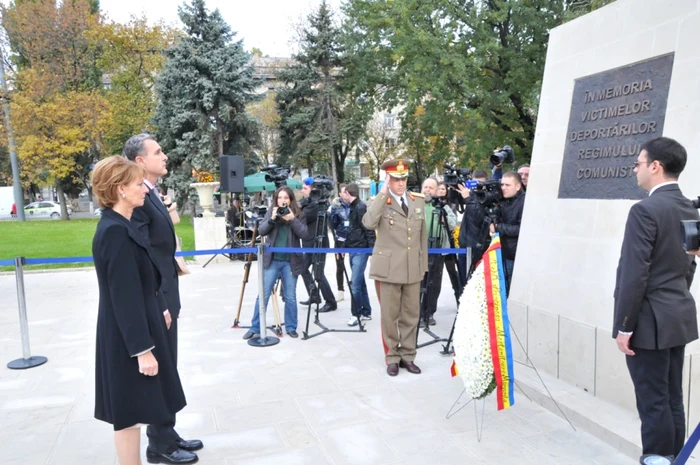 Familia Regală a depus o coroană de flori la monumentul în memoria victimelor deportărilor regimului comunist FOTO chisinau.md