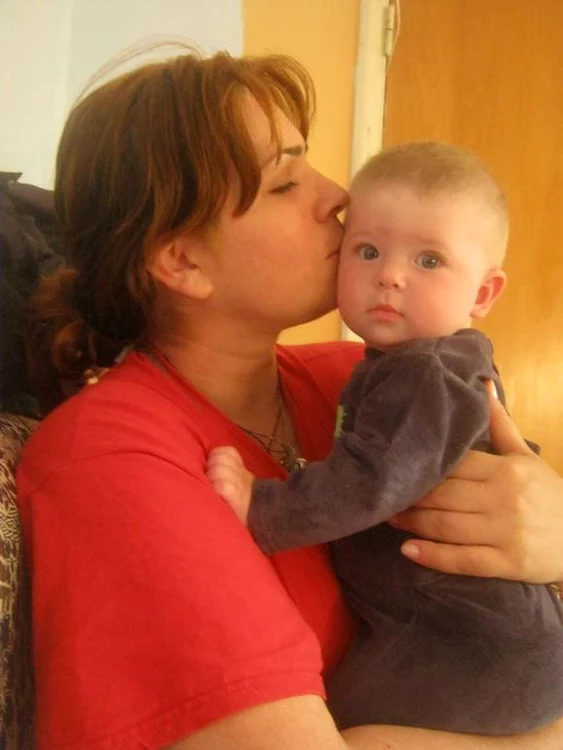 
    Dana Marijuana şi fetiţa ei cea mică  