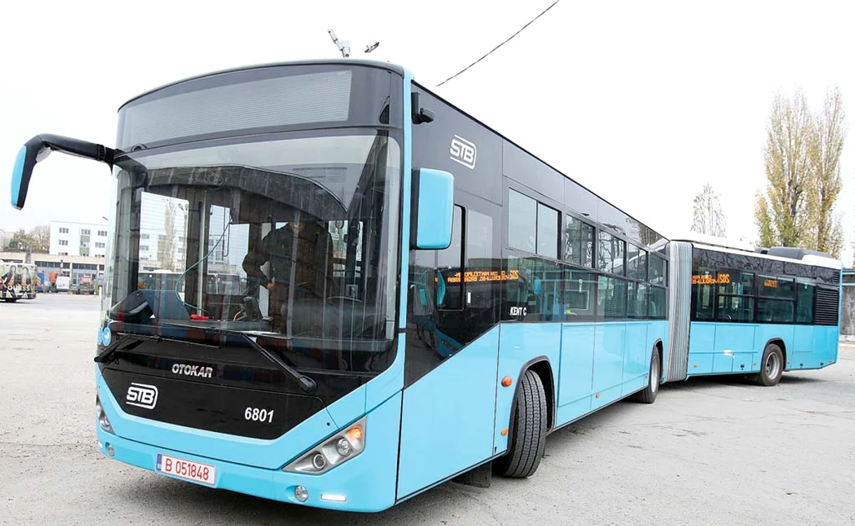 
    Autobuzul articulat,  denumit popular cu burduf,  nu a mai circulat pe străzile  Capitalei de pe vremea lui Ceaușescu fotografii: Florin Şuler   