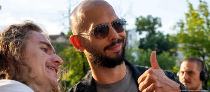 Andrew Tate la Bucureşti în compania unui admirator