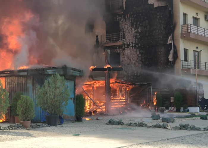 Incendiul a mistuit biserica improvizată FOTO: Călin Gavrilaș