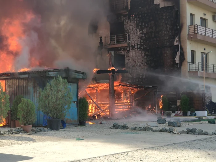 Incendiul a afectat blocul din apropiere FOTO: Călin Gavrilaș