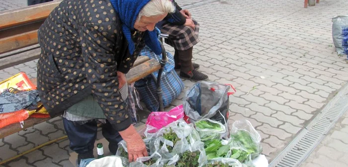 O bătrânică din Vrancea a rămas fără urzici pentru că nu avea certificat de producător!