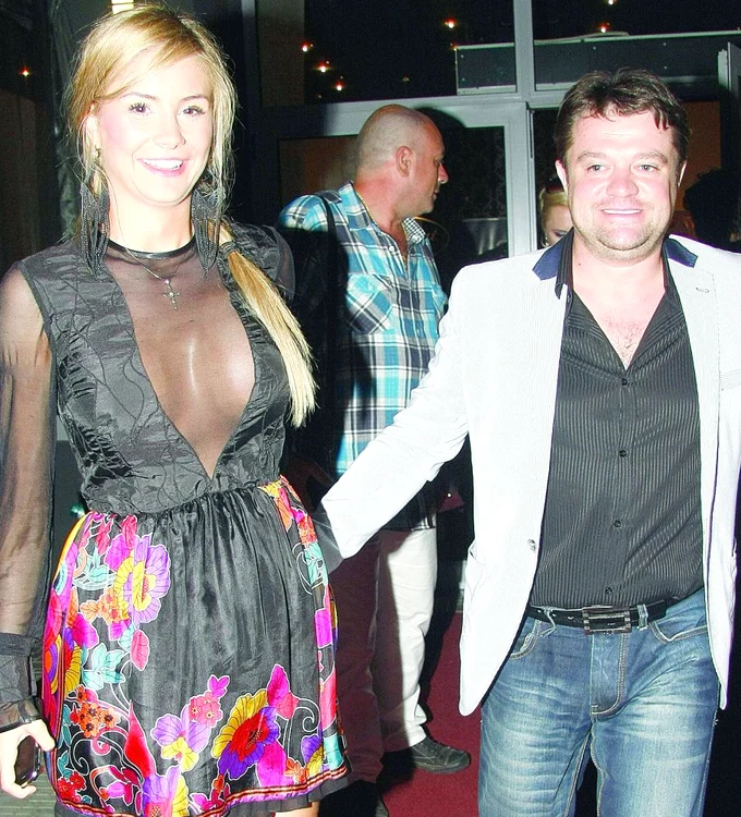 
    Andrei şi Graţiela vor pleca zilele aceastea în voiajul de nuntă, într-un loc exotic, unde se pot relaxa liniştiţi, departe de ochii curioşilor (Foto: Revista VIP)  