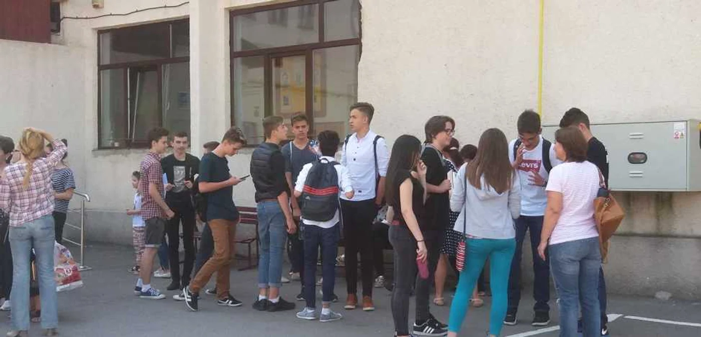 Absolvenţii clasei a VIII-a află la ce liceu au fost admişi