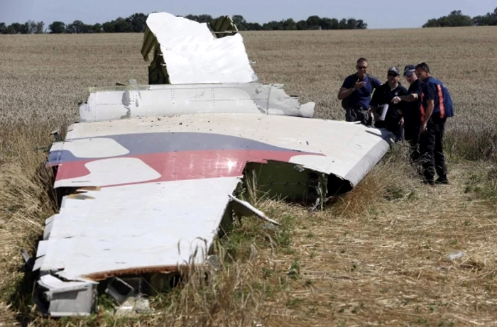 
    Experţii internaţionali verifică rămăşiţele avionului Boeing 777 prăbuşit în estul UcraineiFoto: Reuters  