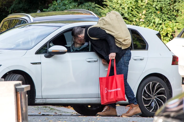Alexandra l-a condus pe Kenau la hotelul unde stă în Berlin