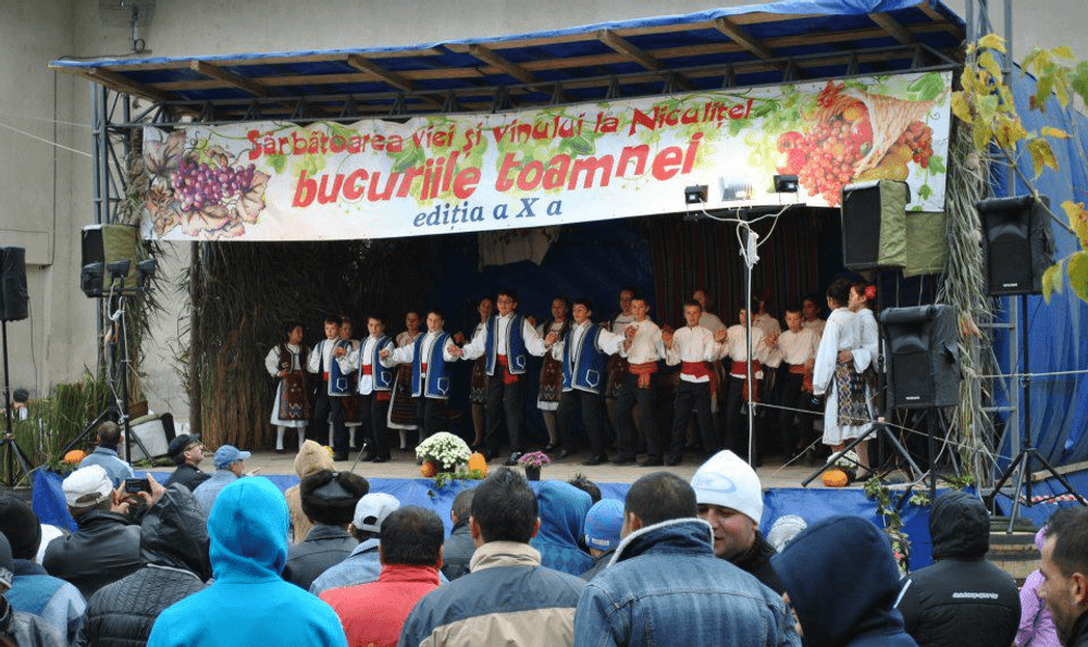 Schisma de la Niculițel. Localnicii, divizați până la supărare de dilema „șosele versus petreceri”
