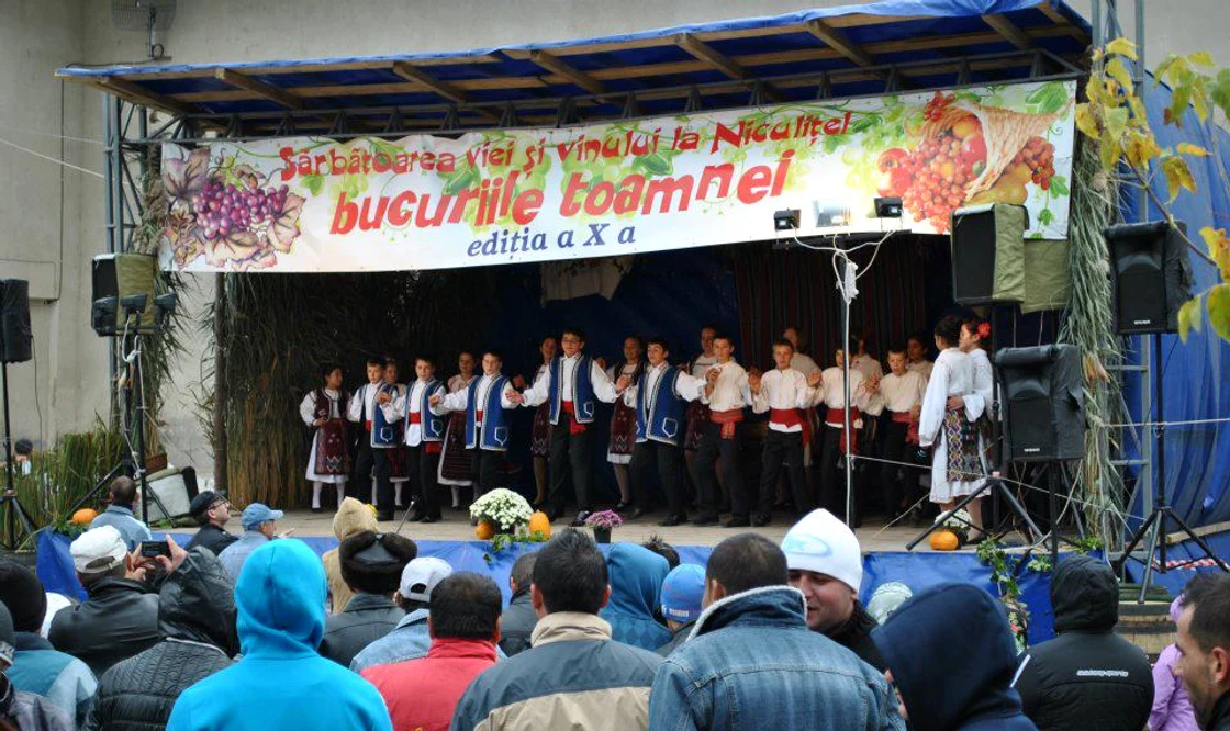 Sărbătoare la Niculițel (arhivă) FOTO: Ansamblul Folcloric „Plai de Dor” Niculițel