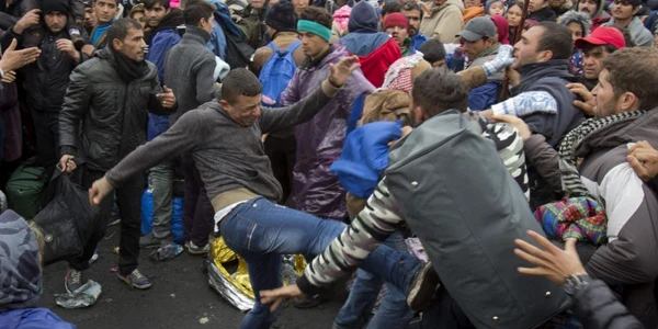 Emigranţi se bat în Sentilj Slovenia aşteptând să treacă graniţa în Austria FOTO AP