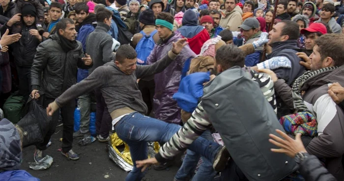 Bătaie între imigranţi la Sentilj, în Slovenia FOTO AP