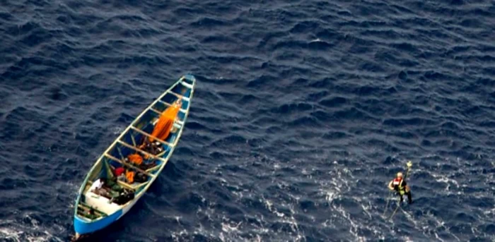 Barca aflată în derivă, găsită de salvatorii spanioli FOTO captură video BBC