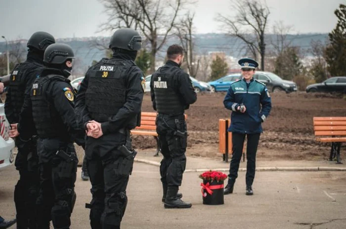 Poliţista a fost cerută în căsătorie de un coleg de la SAS FOTO Atenţie Poliţia Iaşi