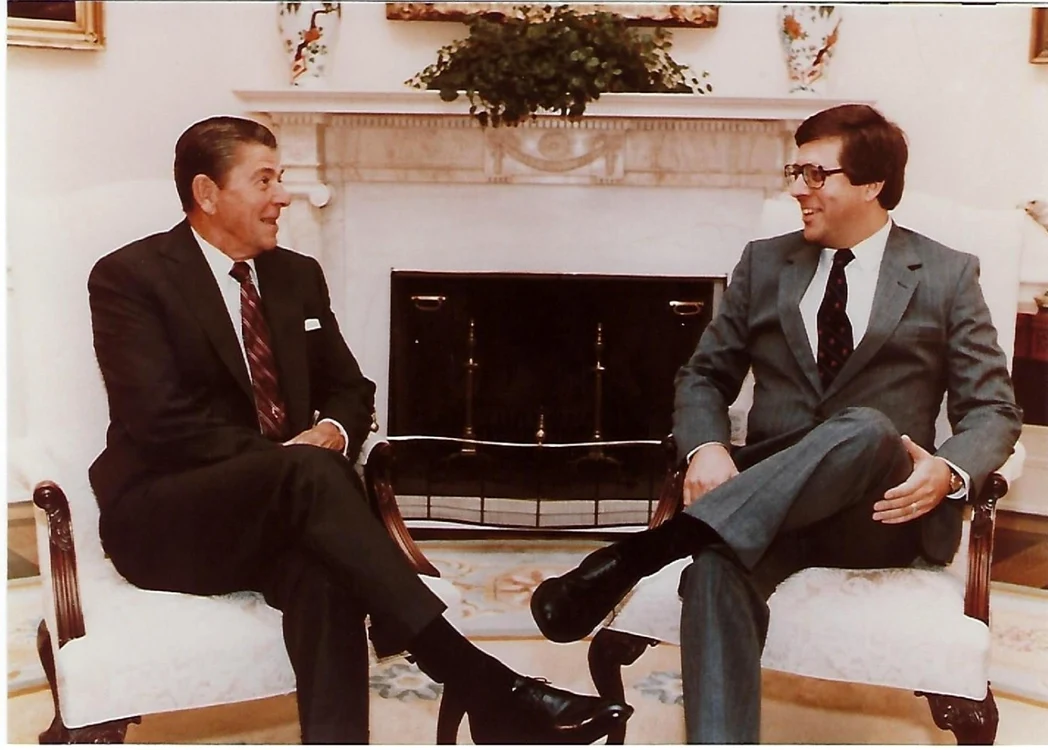 David Funderburk (dreapta), într-o discuţie cu preşedintele Ronald Reagan.  FOTO: arhiva personală