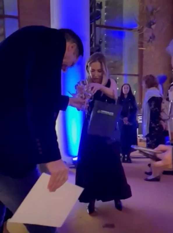 Negru a vărsat vinul pe costumul de gală